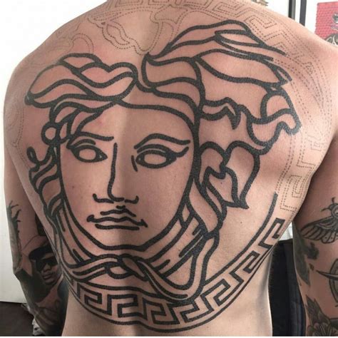 tatuajes de medusa versace|Tatuajes de medusas: Significado y mejores diseños.